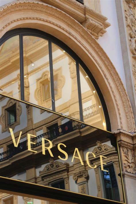 belg modehuis versace|history of versace clothing.